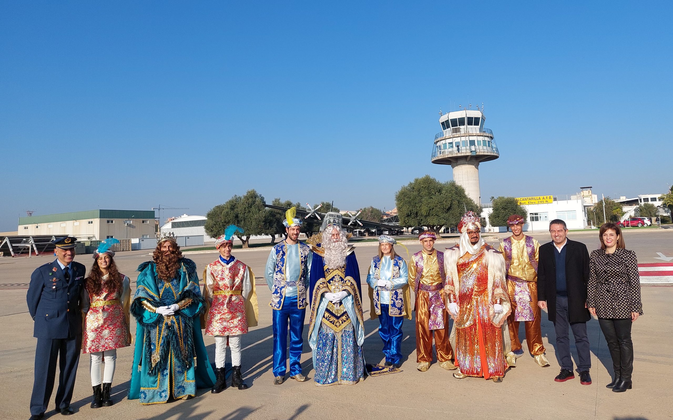 Los Reyes Magos llegan a la Base Aérea de Alcantarilla y reciben las